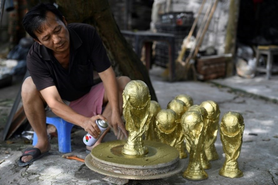 Báo nước ngoài đưa tin về những chiếc cúp vàng World Cup được chế tác tại Việt Nam - Ảnh 1.