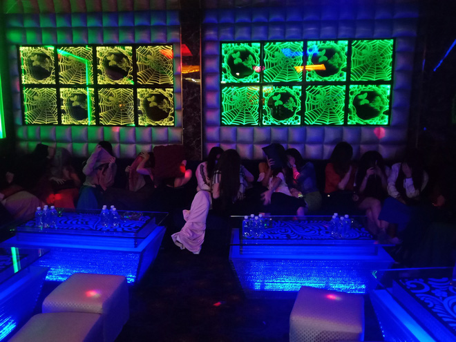 Đột kích quán karaoke, phát hiện 80 tiếp viên mặc hở hang ngồi hát cùng khách ngoại quốc - Ảnh 4.