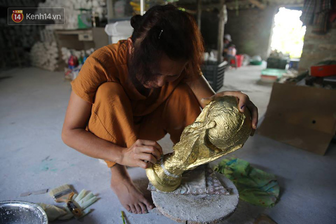 Cặp vợ chồng ở làng gốm Bát Tràng dự tính thu về 240 triệu sau khi tung 3.000 chiếc Cúp vàng siêu rẻ ra thế giới trong mùa World Cup - Ảnh 6.