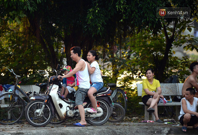 Người dân thôn Trầm ùn ùn rủ nhau ra hồ nước nhân tạo tắm mát giải nhiệt mùa hè - Ảnh 1. Người dân thôn Trầm ùn ùn rủ nhau ra hồ nước nhân tạo tắm mát giải nhiệt mùa hè 1