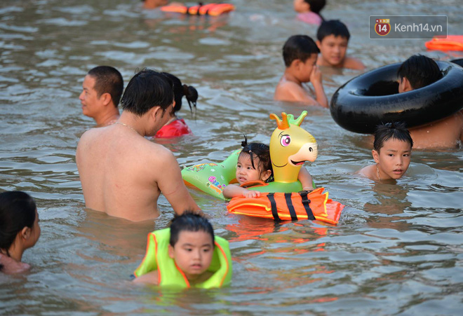 Người dân thôn Trầm ùn ùn rủ nhau ra hồ nước nhân tạo tắm mát giải nhiệt mùa hè - Ảnh 4.