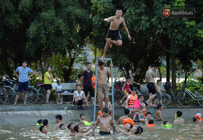 Người dân thôn Trầm ùn ùn rủ nhau ra hồ nước nhân tạo tắm mát giải nhiệt mùa hè - Ảnh 6. Người dân thôn Trầm ùn ùn rủ nhau ra hồ nước nhân tạo tắm mát giải nhiệt mùa hè 6