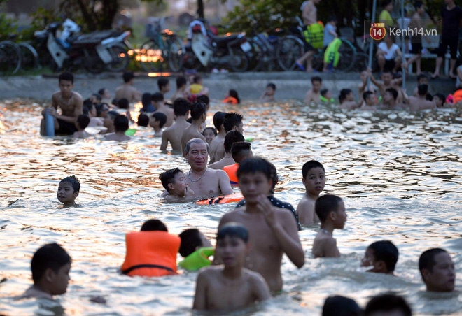 Người dân thôn Trầm ùn ùn rủ nhau ra hồ nước nhân tạo tắm mát giải nhiệt mùa hè - Ảnh 11.