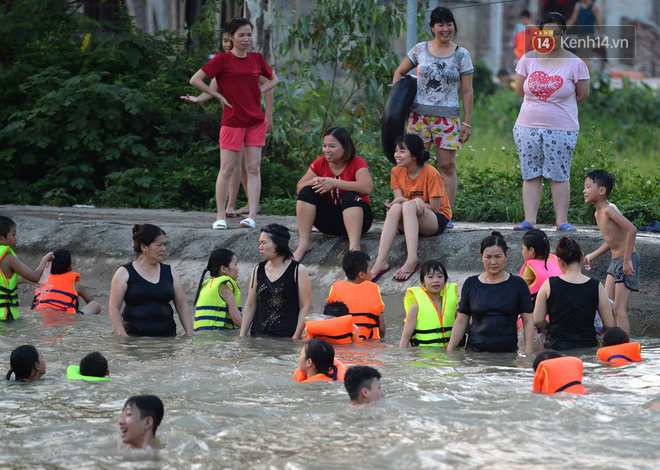 Người dân thôn Trầm ùn ùn rủ nhau ra hồ nước nhân tạo tắm mát giải nhiệt mùa hè - Ảnh 12.