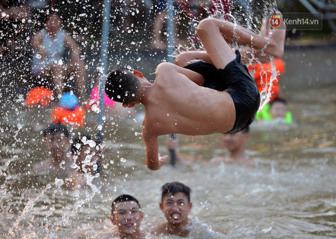 Người dân thôn Trầm ùn ùn rủ nhau ra hồ nước nhân tạo tắm mát giải nhiệt mùa hè - Ảnh 7.
