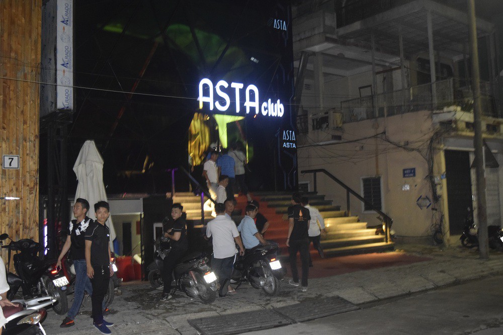 Đột kích quán bar ASTA lúc nửa đêm, phát hiện vũ công múa cột ăn mặc hở hang, nhiều ma túy tổng hợp - Ảnh 2.