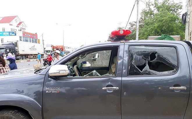 Đám đông quá khích đập phá, đốt xe tại UBND tỉnh Bình Thuận: Nhiều chiến sĩ bị thương - Ảnh 1.