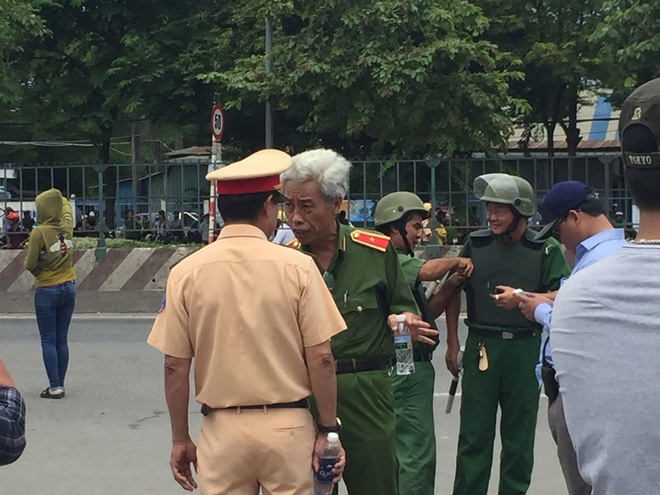 Vụ đám đông tụ tập trước cổng KCN ở Sài Gòn: Nhiều đối tượng đe dọa, ép công nhân gây rối - Ảnh 2.