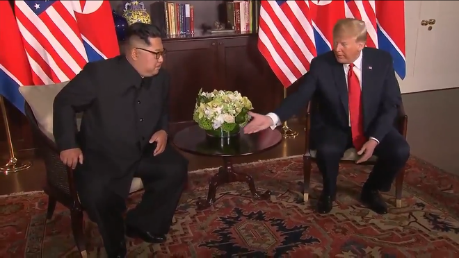 Nhiều lần bắt tay, ông Trump đều là người chủ động mời ông Kim nắm lấy tay mình - Ảnh 5.