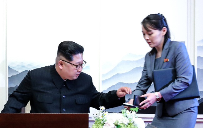 Ông Kim Jong-un không dùng bút có sẵn mà dùng bút em gái đưa để kí thỏa thuận - Ảnh 2.