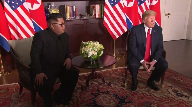 Chùm ảnh: Sự tương tác thú vị giữa Tổng thống Trump và lãnh đạo Triều Tiên Kim Jong-un - Ảnh 13.