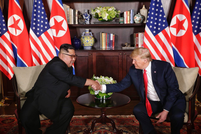 Chùm ảnh: Sự tương tác thú vị giữa Tổng thống Trump và lãnh đạo Triều Tiên Kim Jong-un - Ảnh 11.