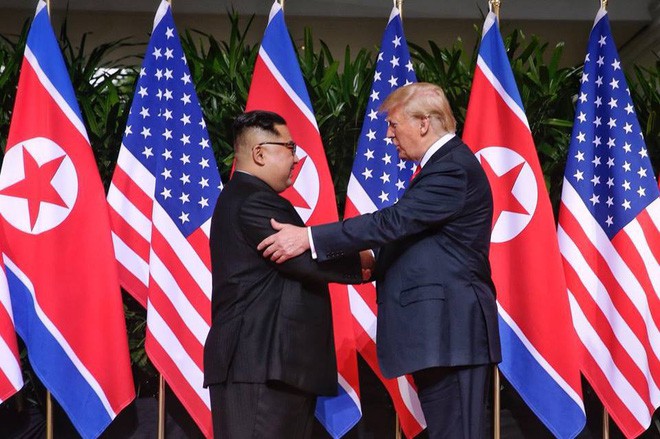 Nhiều lần bắt tay, ông Trump đều là người chủ động mời ông Kim nắm lấy tay mình - Ảnh 2.