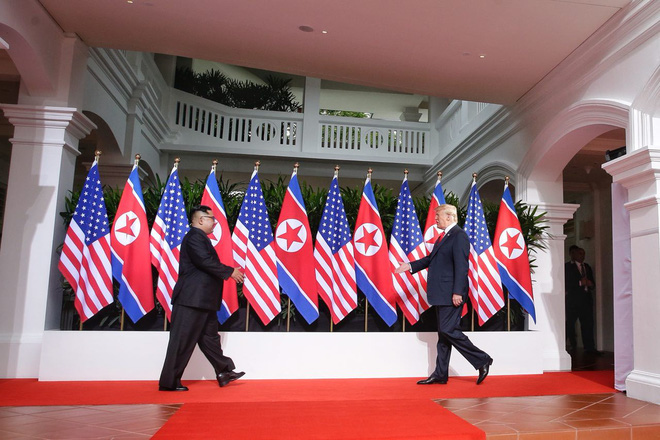 Chùm ảnh: Sự tương tác thú vị giữa Tổng thống Trump và lãnh đạo Triều Tiên Kim Jong-un - Ảnh 3.