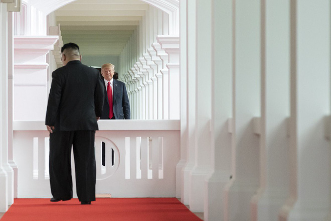 Chùm ảnh: Sự tương tác thú vị giữa Tổng thống Trump và lãnh đạo Triều Tiên Kim Jong-un - Ảnh 2.
