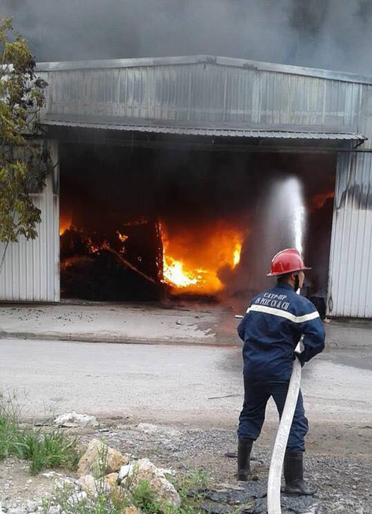 Cháy lớn tại nhà xưởng, cột khói đen bốc cao hàng trăm mét - Ảnh 9.
