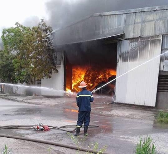 Cháy lớn tại nhà xưởng, cột khói đen bốc cao hàng trăm mét - Ảnh 7.