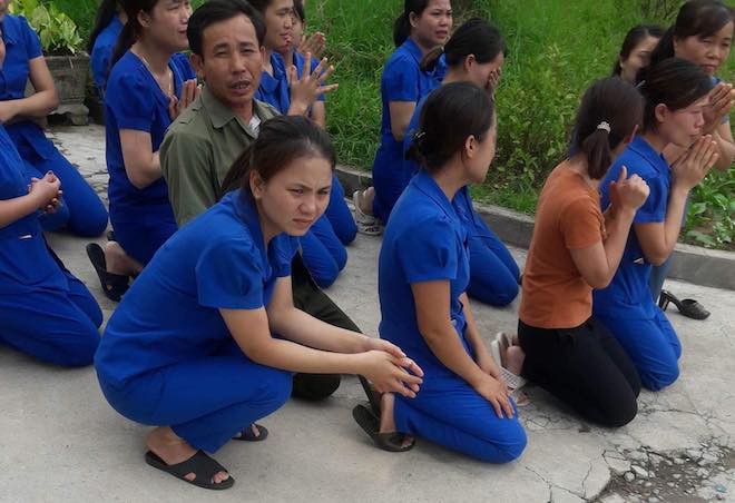 Vụ các cô giáo quỳ xin không đóng cửa cơ sở mầm non: Tạm đóng cửa để hoàn thiện thủ tục 2 Vụ các cô giáo quỳ xin không đóng cửa cơ sở mầm non: Tạm đóng cửa để hoàn thiện thủ tục 2