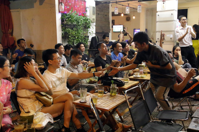 Dân Sài Gòn kéo nhau ra quán cà phê, quán nhậu vừa uống bia vừa xem World Cup 2018 - Ảnh 12.