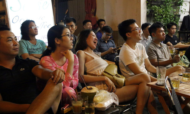 Dân Sài Gòn kéo nhau ra quán cà phê, quán nhậu vừa uống bia vừa xem World Cup 2018 - Ảnh 13.