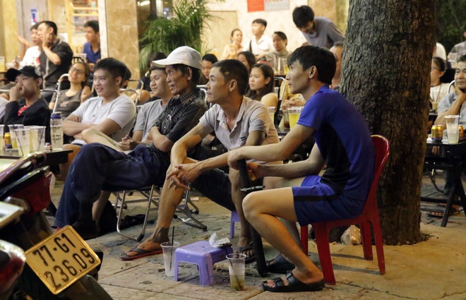 Dân Sài Gòn kéo nhau ra quán cà phê, quán nhậu vừa uống bia vừa xem World Cup 2018 - Ảnh 4.