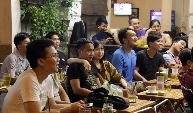 Dân Sài Gòn kéo nhau ra quán cà phê, quán nhậu vừa uống bia vừa xem World Cup 2018 - Ảnh 11.