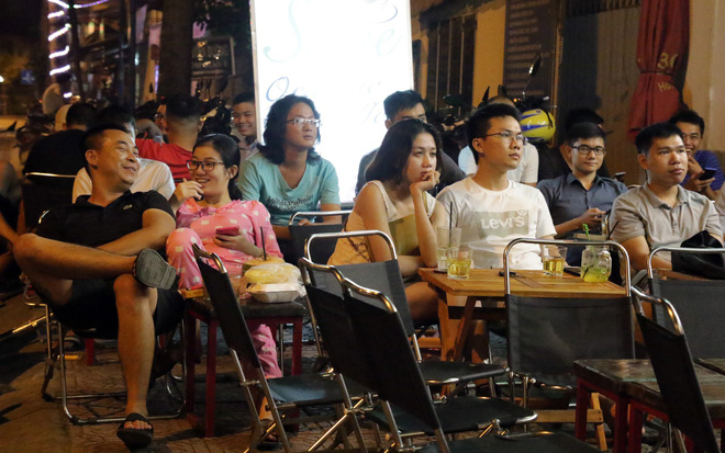 Dân Sài Gòn kéo nhau ra quán cà phê, quán nhậu vừa uống bia vừa xem World Cup 2018 - Ảnh 5.