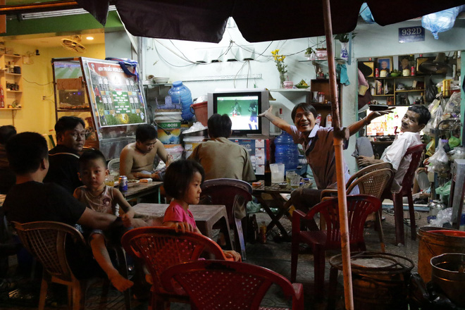 Dân Sài Gòn kéo nhau ra quán cà phê, quán nhậu vừa uống bia vừa xem World Cup 2018 - Ảnh 7.