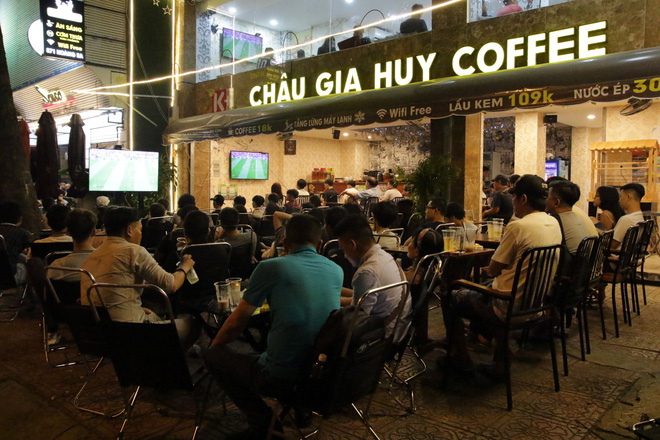 Dân Sài Gòn kéo nhau ra quán cà phê, quán nhậu vừa uống bia vừa xem World Cup 2018 - Ảnh 2.