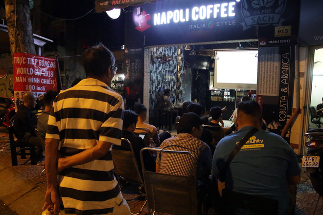 Dân Sài Gòn kéo nhau ra quán cà phê, quán nhậu vừa uống bia vừa xem World Cup 2018 - Ảnh 3.
