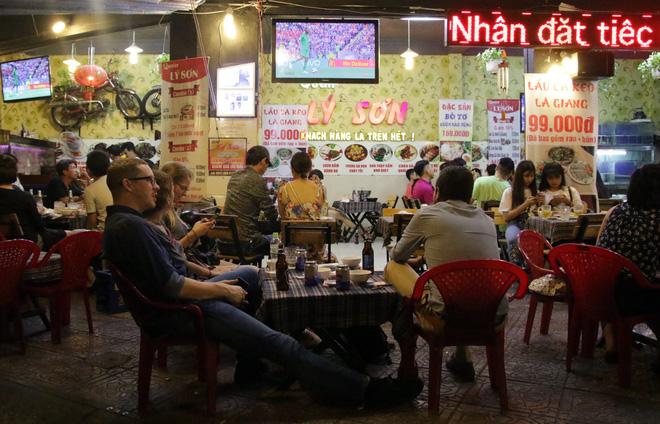 Dân Sài Gòn kéo nhau ra quán cà phê, quán nhậu vừa uống bia vừa xem World Cup 2018 - Ảnh 8.