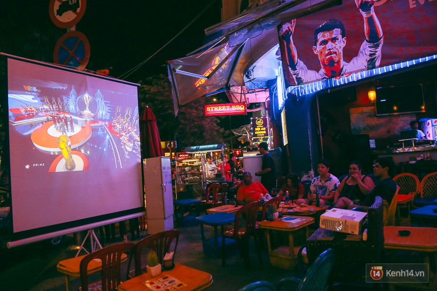 Phố Tây ở Sài Gòn chật kín trong ngày khai mạc World Cup 2018, khách Nga hò hét ăn mừng khi đội nhà thắng đậm - Ảnh 2.