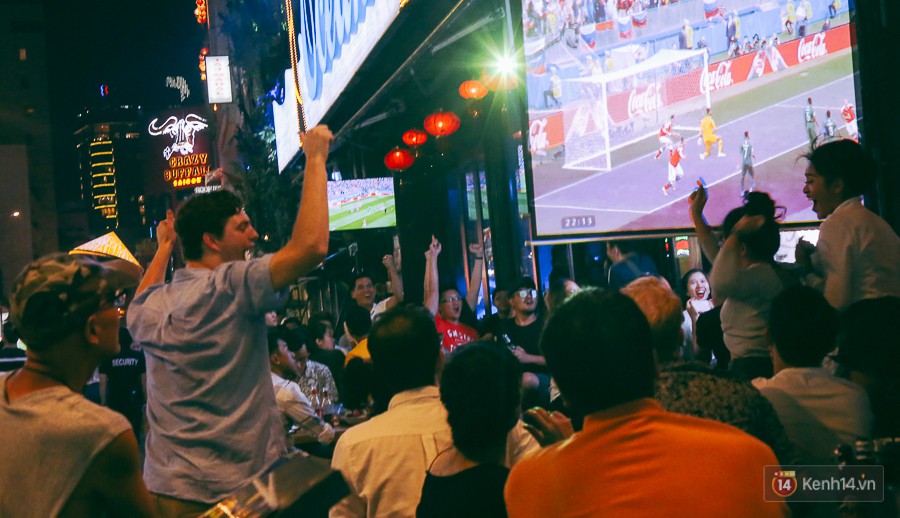 Phố Tây ở Sài Gòn chật kín trong ngày khai mạc World Cup 2018, khách Nga hò hét ăn mừng khi đội nhà thắng đậm - Ảnh 13.