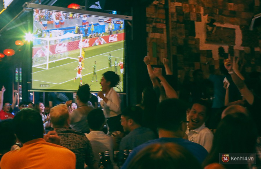 Phố Tây ở Sài Gòn chật kín trong ngày khai mạc World Cup 2018, khách Nga hò hét ăn mừng khi đội nhà thắng đậm - Ảnh 14.