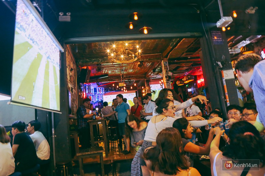 Phố Tây ở Sài Gòn chật kín trong ngày khai mạc World Cup 2018, khách Nga hò hét ăn mừng khi đội nhà thắng đậm - Ảnh 15.