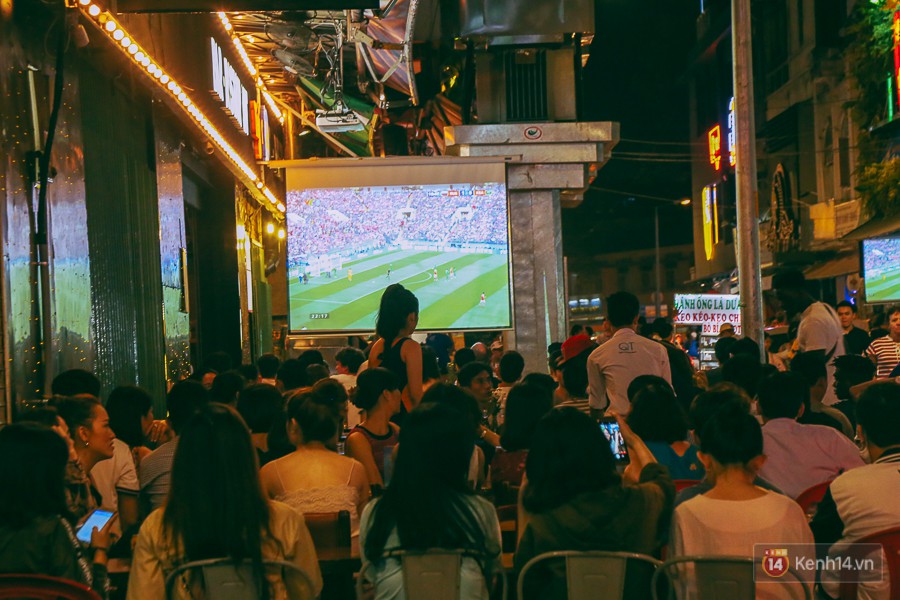 Phố Tây ở Sài Gòn chật kín trong ngày khai mạc World Cup 2018, khách Nga hò hét ăn mừng khi đội nhà thắng đậm - Ảnh 8.