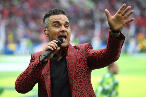 Ca sĩ Robbie Williams có hành động phản cảm, gây phẫn nộ trong lễ khai mạc World Cup 2018 3 Ca sĩ Robbie Williams có hành động phản cảm, gây phẫn nộ trong lễ khai mạc World Cup 2018 3