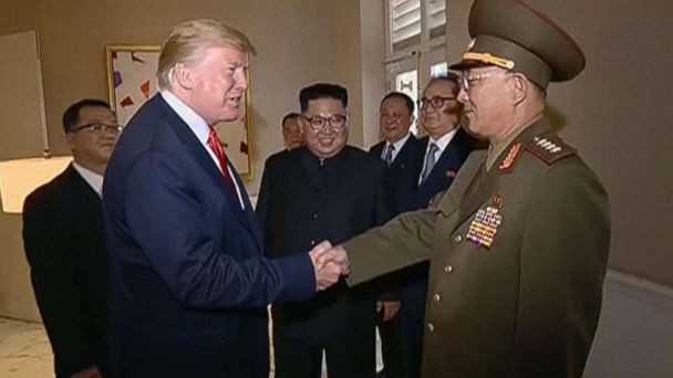 Màn chào hỏi kiểu nhà binh lệch pha với tướng Triều Tiên khiến ông Trump bị chỉ trích - Ảnh 3.