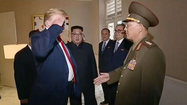 Màn chào hỏi kiểu nhà binh lệch pha với tướng Triều Tiên khiến ông Trump bị chỉ trích - Ảnh 1.