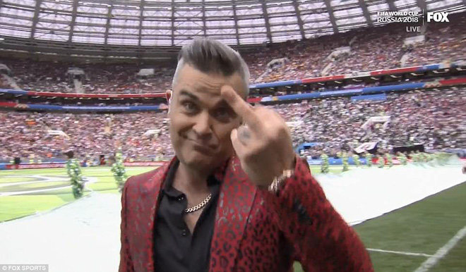 Ca sĩ Robbie Williams có hành động phản cảm, gây phẫn nộ trong lễ khai mạc World Cup 2018 2 Ca sĩ Robbie Williams có hành động phản cảm, gây phẫn nộ trong lễ khai mạc World Cup 2018 2