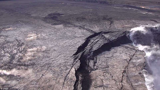 Dùng drone quan sát miệng núi lửa vừa tàn phá Hawaii, chuyên gia phát hiện điều đáng sợ! 5