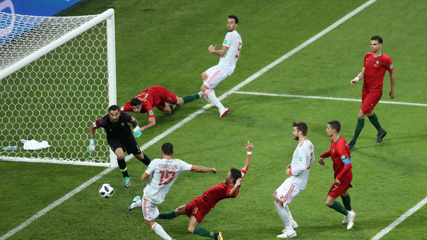 Bồ Đào Nha 3-3 Tây Ban Nha: Cả thế giới ngả mũ thán phục Ronaldo - Ảnh 9.