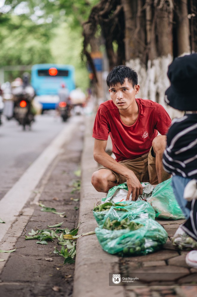 Mùa sấu về trên phố phường Hà Nội: Nhóm thợ đánh giày tranh thủ đổi nghề, kiếm tiền triệu mỗi ngày - Ảnh 8.