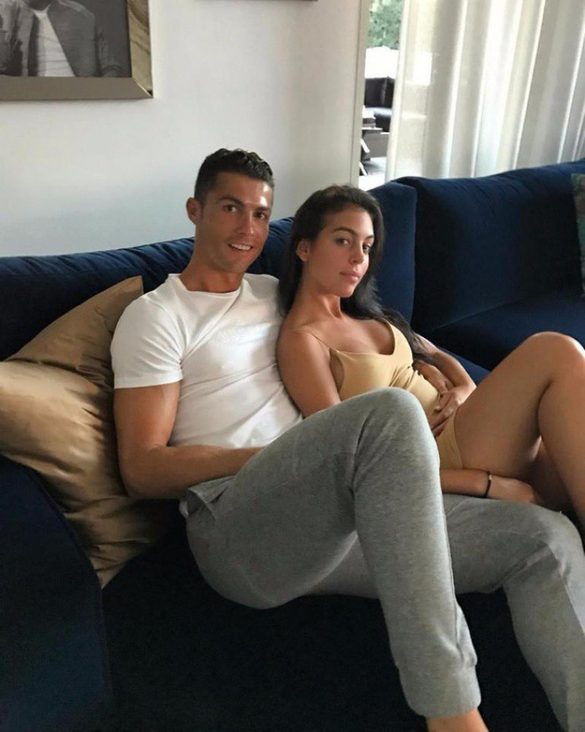 Nhan sắc bốc lửa của cô bạn gái được Ronaldo yêu thương, chiều chuộng 10