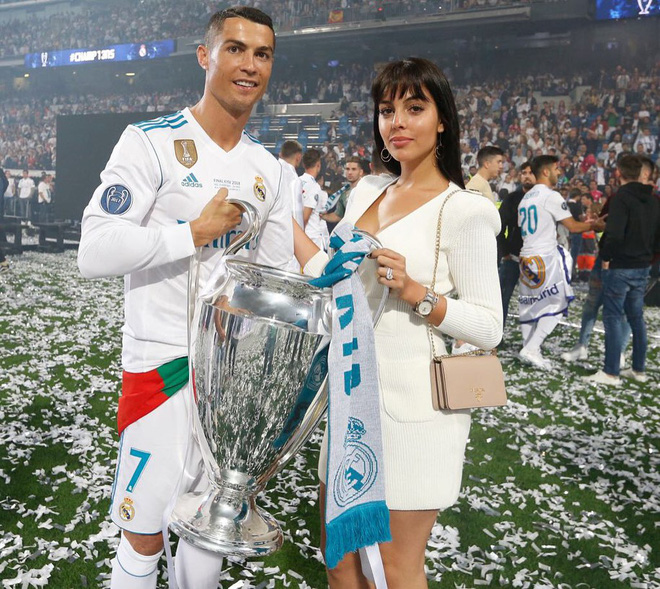 Nhan sắc bốc lửa của cô bạn gái được Ronaldo yêu thương, chiều chuộng 2