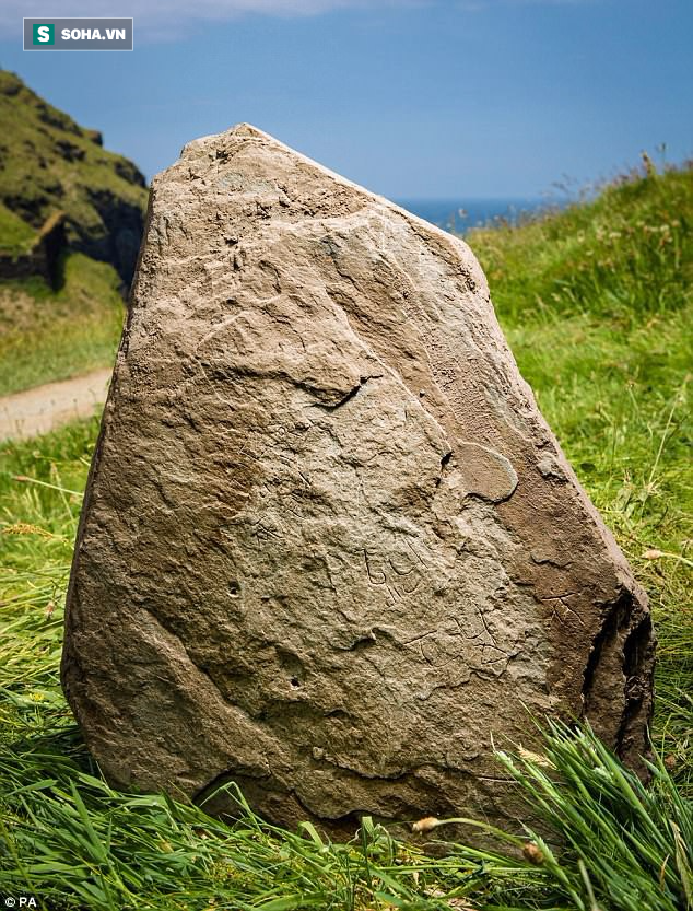 Tảng đá 1.300 tuổi của lâu đài Tintagel tiết lộ bí mật bất ngờ thời vua Arthur 1