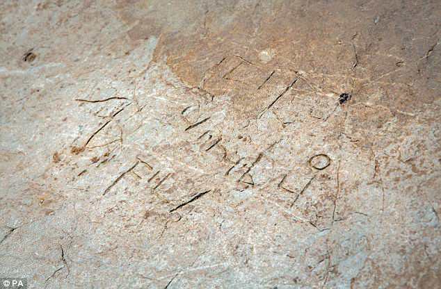 Tảng đá 1.300 tuổi của lâu đài Tintagel tiết lộ bí mật bất ngờ thời vua Arthur - Ảnh 2.