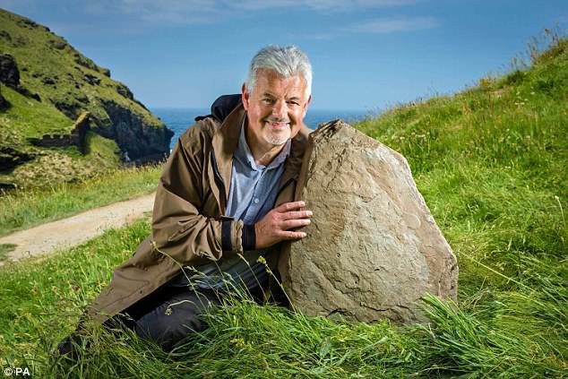 Tảng đá 1.300 tuổi của lâu đài Tintagel tiết lộ bí mật bất ngờ thời vua Arthur - Ảnh 3.