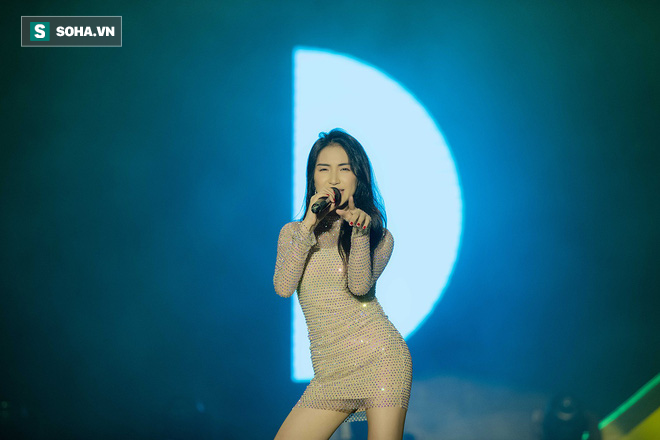 Hòa Minzy khoe vũ đạo nóng bỏng khi diễn tại trường Đại học Xây dựng - Ảnh 4.