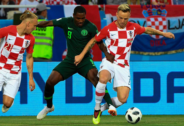 Cởi hết áo quần ném tặng fan, sao Croatia gây choáng ở World Cup 3 Cởi hết áo quần ném tặng fan, sao Croatia gây choáng ở World Cup 3
